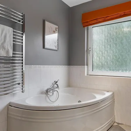 Beautiful Detached Hot Tub Sauna - Pass The Keys