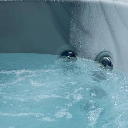 Beautiful Detached Hot Tub Sauna - Pass The Keys *