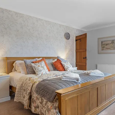 Beautiful Detached Hot Tub Sauna - Pass The Keys