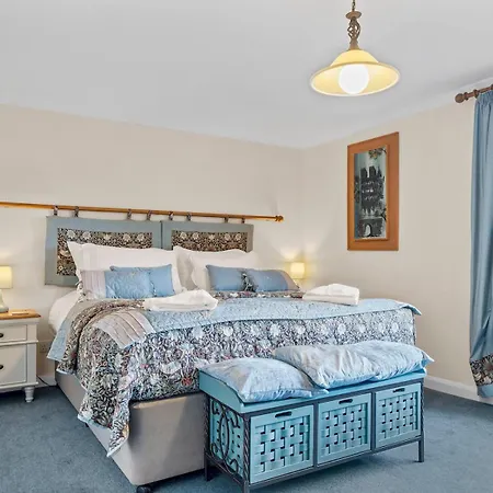 Beautiful Detached Hot Tub Sauna - Pass The Keys *